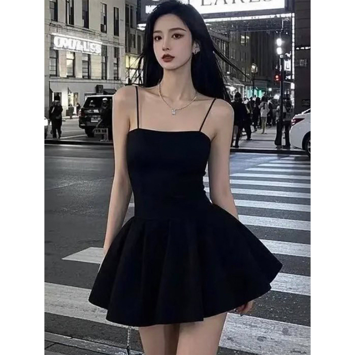 法式辣妹性感吊带黑色小黑裙收腰显瘦赫本纯欲短款露肩蓬蓬连衣裙