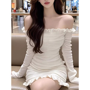 一字肩白色木耳边抹胸长袖秋冬连衣裙女性感纯欲风修身气质包臀裙