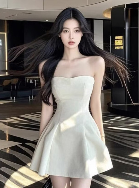 辣妹白色一字肩抹胸连衣裙女收腰显瘦高级感轻奢性感纯欲风短裙子