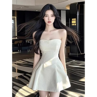 辣妹白色一字肩抹胸连衣裙女收腰显瘦高级感轻奢性感纯欲风短裙子