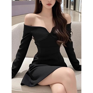 御姐风黑色一字领连衣裙女2026新款轻奢收腰显瘦短款纯欲a字裙子