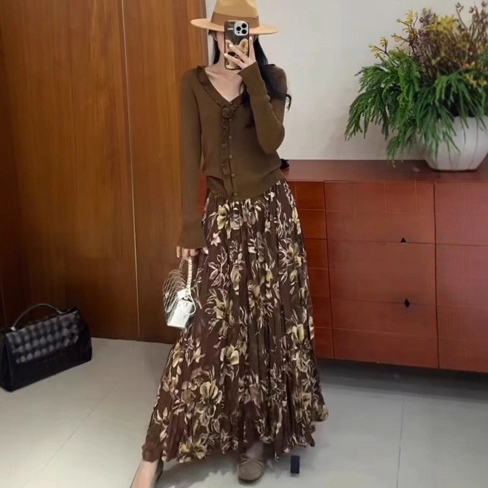 咖啡色花朵半身裙2025秋冬新款女显白碎花长裙五节拼接压褶大