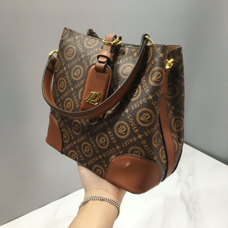 猫店款~单小众设计真皮手提女包大容量时尚百搭单肩斜挎包水桶包