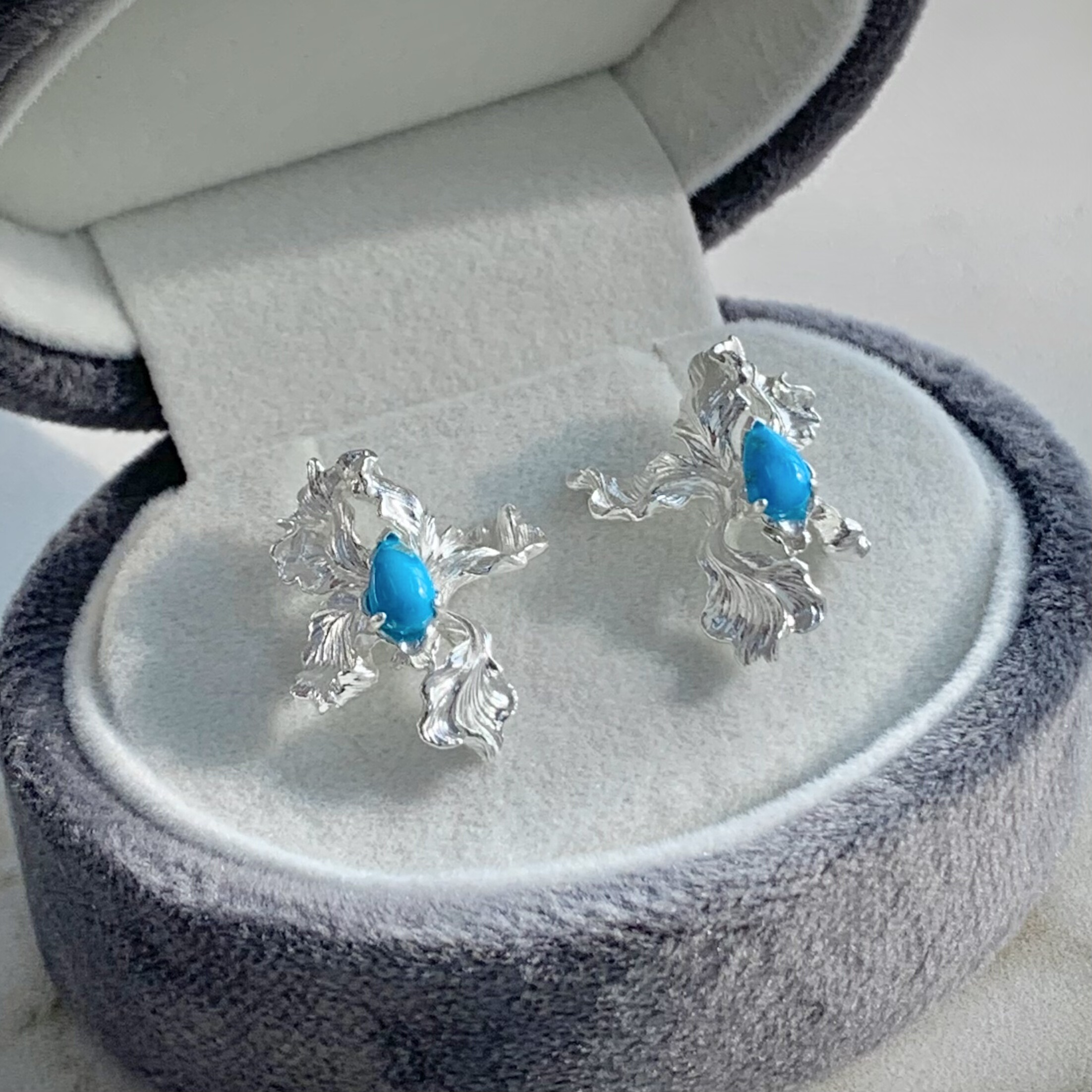 原创设计纯手工雕蜡鸢尾花耳钉925银饰手工制作天然原矿美国松石