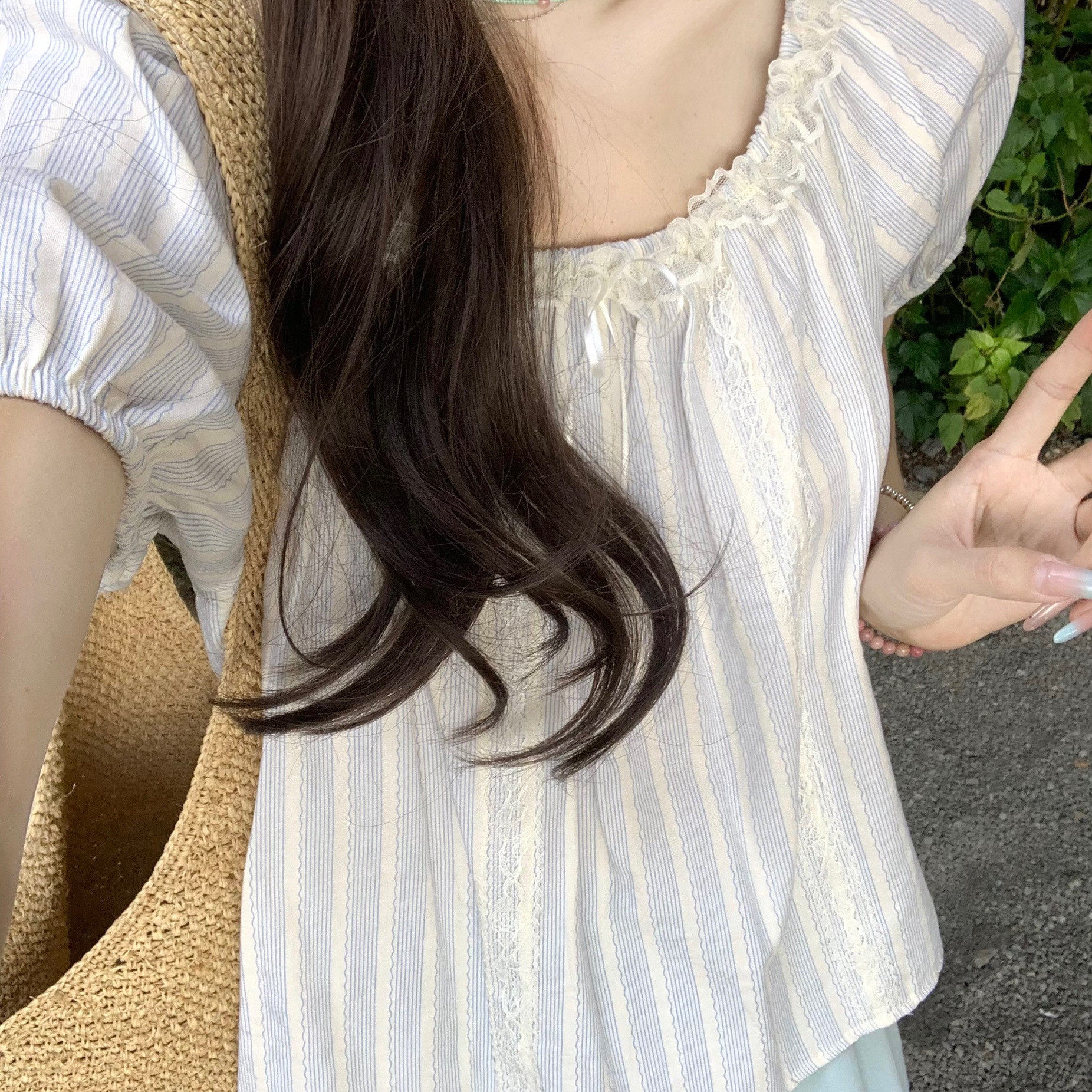 蓝色条纹泡泡袖短款上衣女图片
