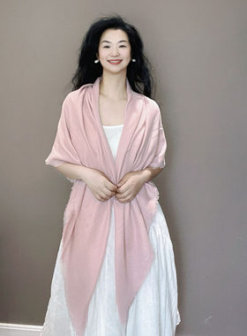浅粉色纯色披肩外搭女士2026新款薄款旅游搭配裙子棉麻方巾空调房