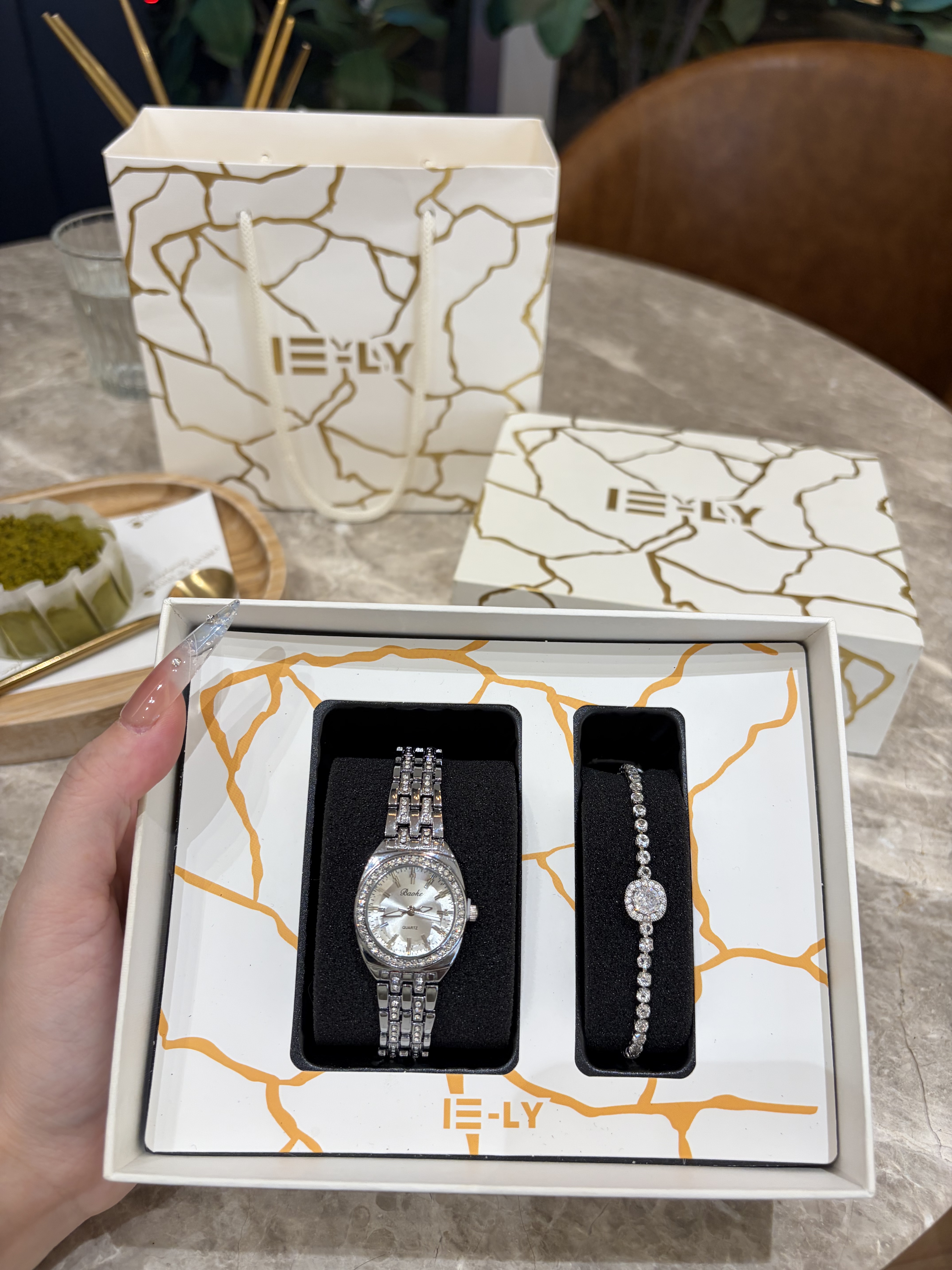 {代写贺卡}新款手表钢带小表盘镶钻女表礼盒全套手表女士礼物腕表