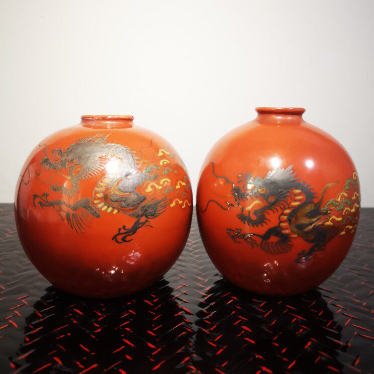 日本九谷明治红釉手绘银彩龍纹小瓶摆件一对稀少珍藏品