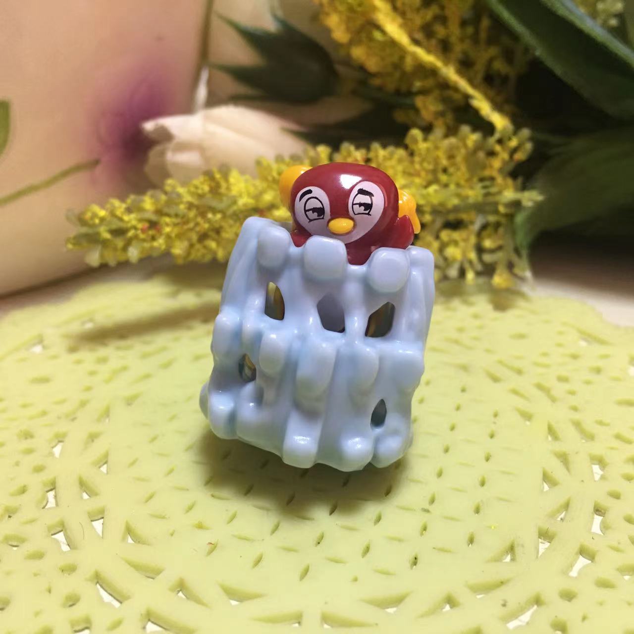 健达奇趣蛋拆出的小玩具企鹅小熊宝宝画笔蜡笔