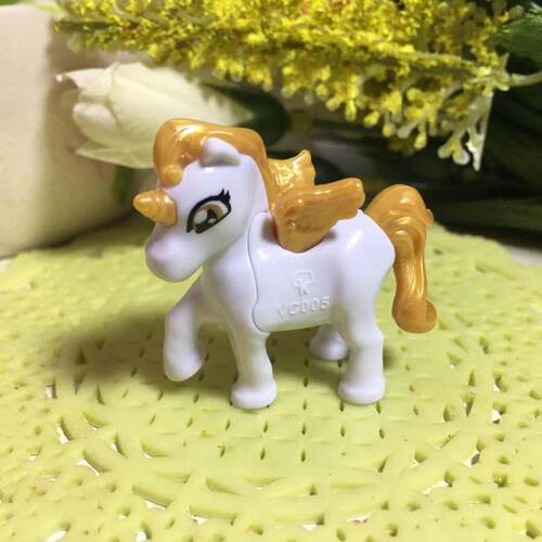 探索独角兽的世界健达奇趣蛋拆出的小玩具小马公主摆件