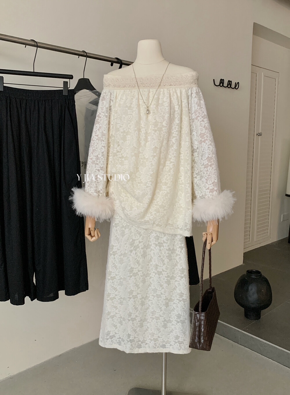 Y.JIA伊嘉松弛感重工狐狸毛一字肩蕾丝衬衫+高腰中长款半身裙套装
