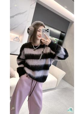 熙薇【情投意合】2025冬季新款休闲条纹拉绒羊毛衫H6351