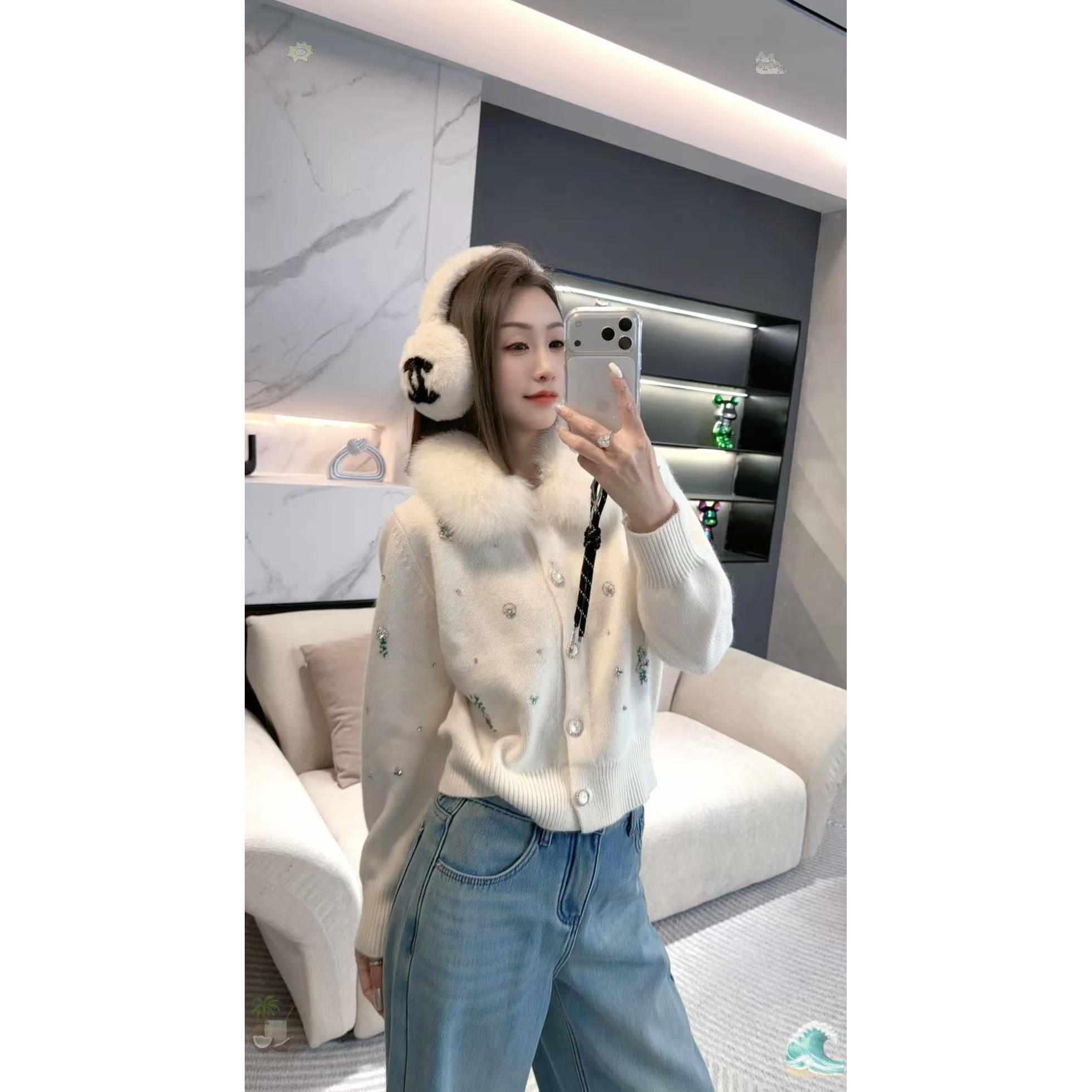 熙薇【暖奢日常】2025冬季新款重工钉珠狐狸毛领羊毛衫H6741