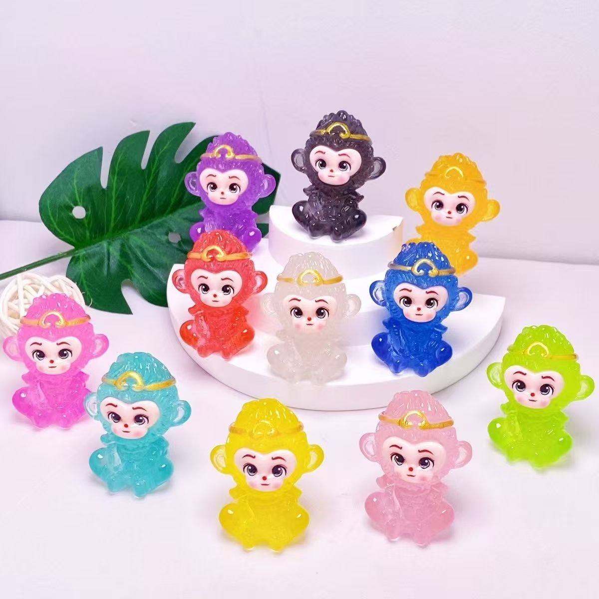 新款夜光树脂摆件悟空猴子潮玩办公桌车载摆件品配件小公仔玩具