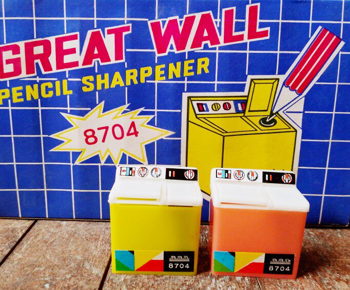 1980년대 1990년대 아이들의 손으로 직접 만든 향수를 불러일으키는 클래식 플라스틱 연필깎이 연필깎이 대패 등 다양한 옛날 물건들이 입고되어 있습니다