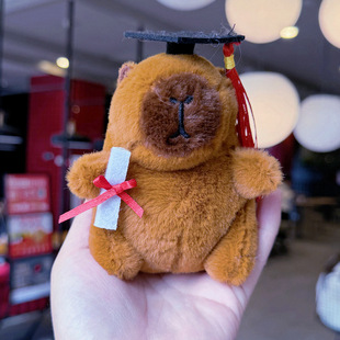 新款博士帽卡皮巴拉挂件创意毛绒玩偶水豚钥匙扣毛绒挂件爪机娃娃