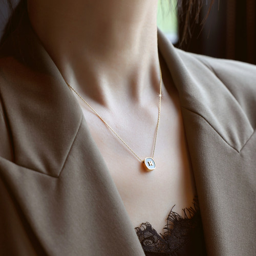 ZOXI小众老钱风灰贝H字母项链女