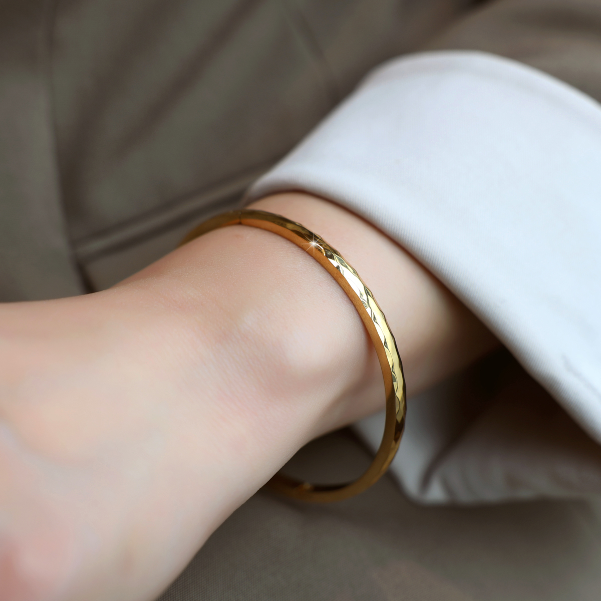 ZOXI轻奢小众精致高级感素圈手镯