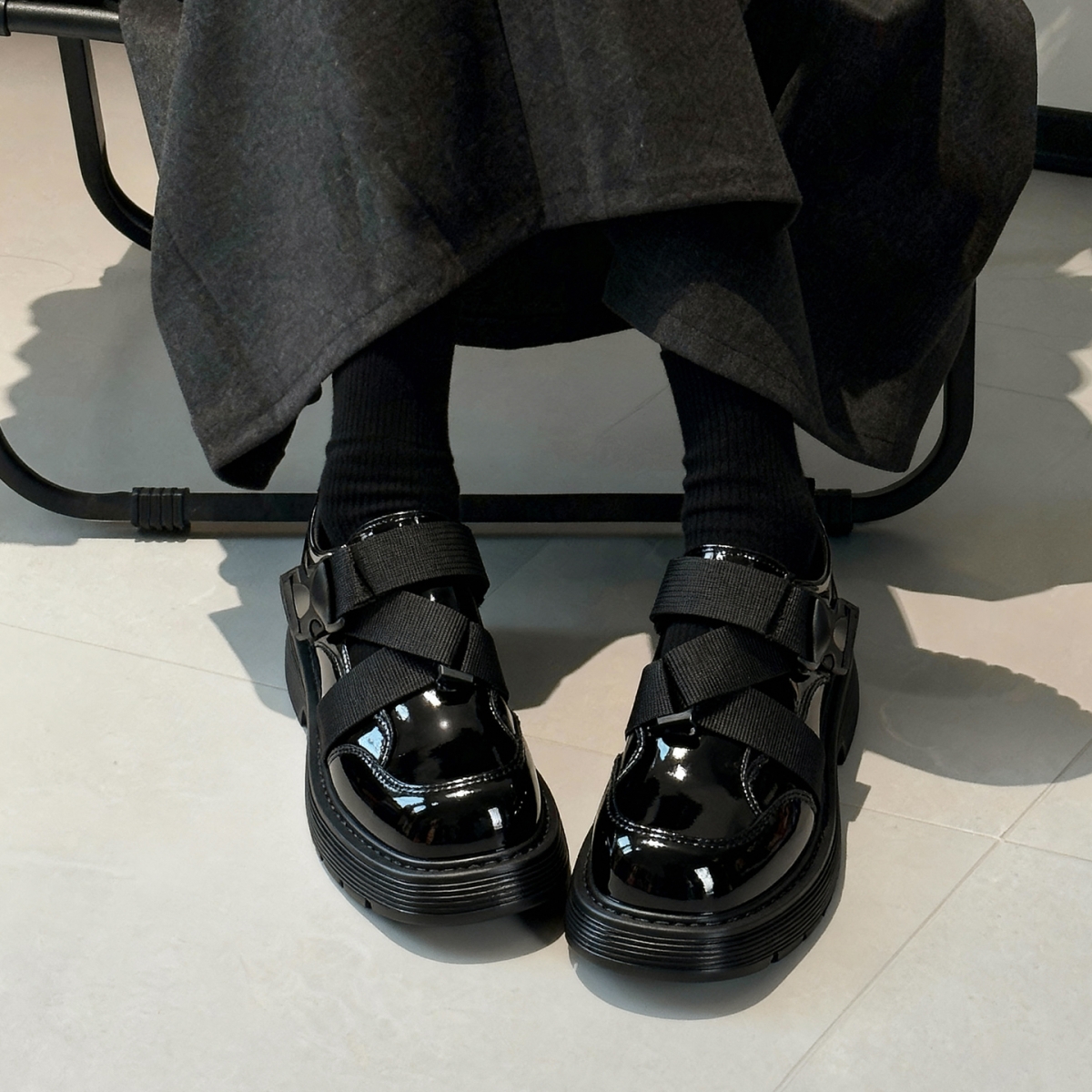 Ranyan冉言2025新款交叉带漆皮圆头小皮鞋女原创设计厚底单鞋