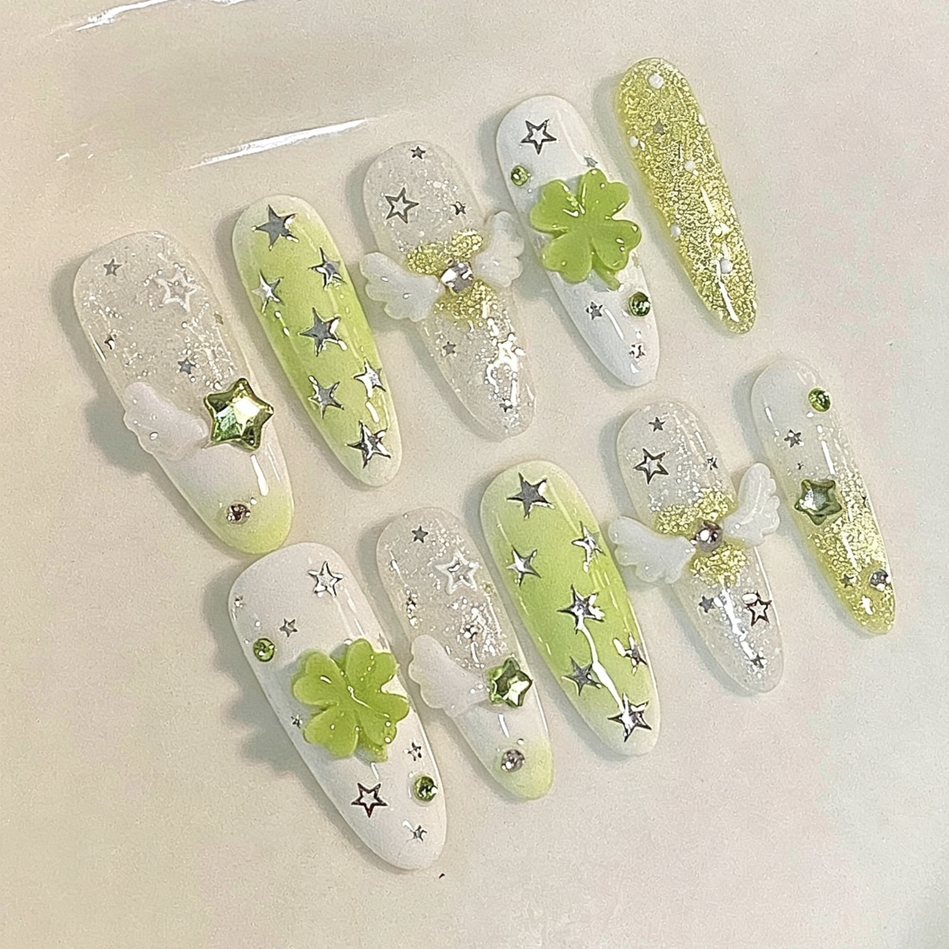 清新绿调渐变法式穿戴甲四叶草星星天使翅膀闪粉猫眼秋日显白美甲