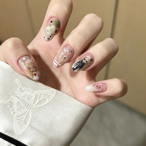 小布娃娃粉白条纹苹果音符穿戴甲