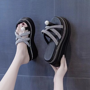 夏天拖鞋女款外穿2026真皮厚底坡跟高跟增高松糕鞋水钻夹趾凉拖