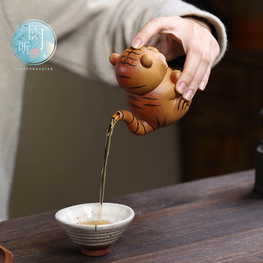 紫砂茶壶萌虎手抓壶手工老虎茶宠摆件泡茶壶宜兴分茶器茶具不烫手