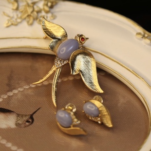 欧美回流款翠法丽海报款金燕子胸针耳钉复刻中古首饰Trifa天然石