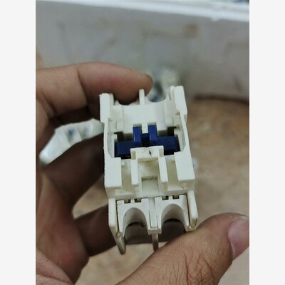 施耐德LADN11C接触器辅助触头八九成新。没有弹簧 备件/咨询