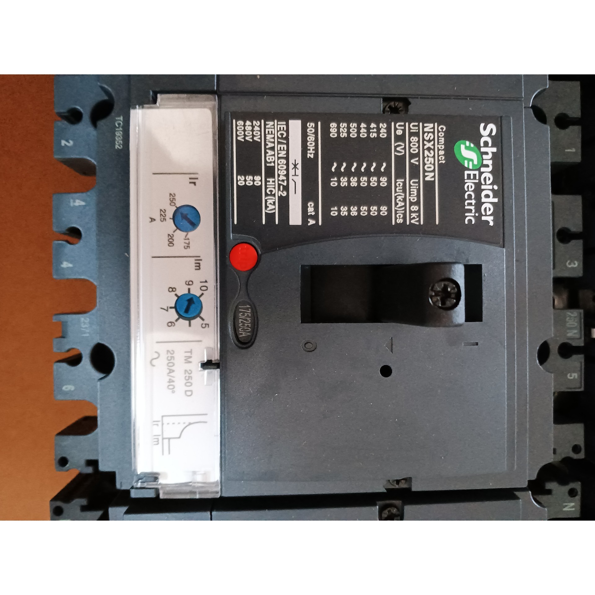 施耐德  NSX250N/4P 3P/250A塑壳断路器 3 备件/咨询