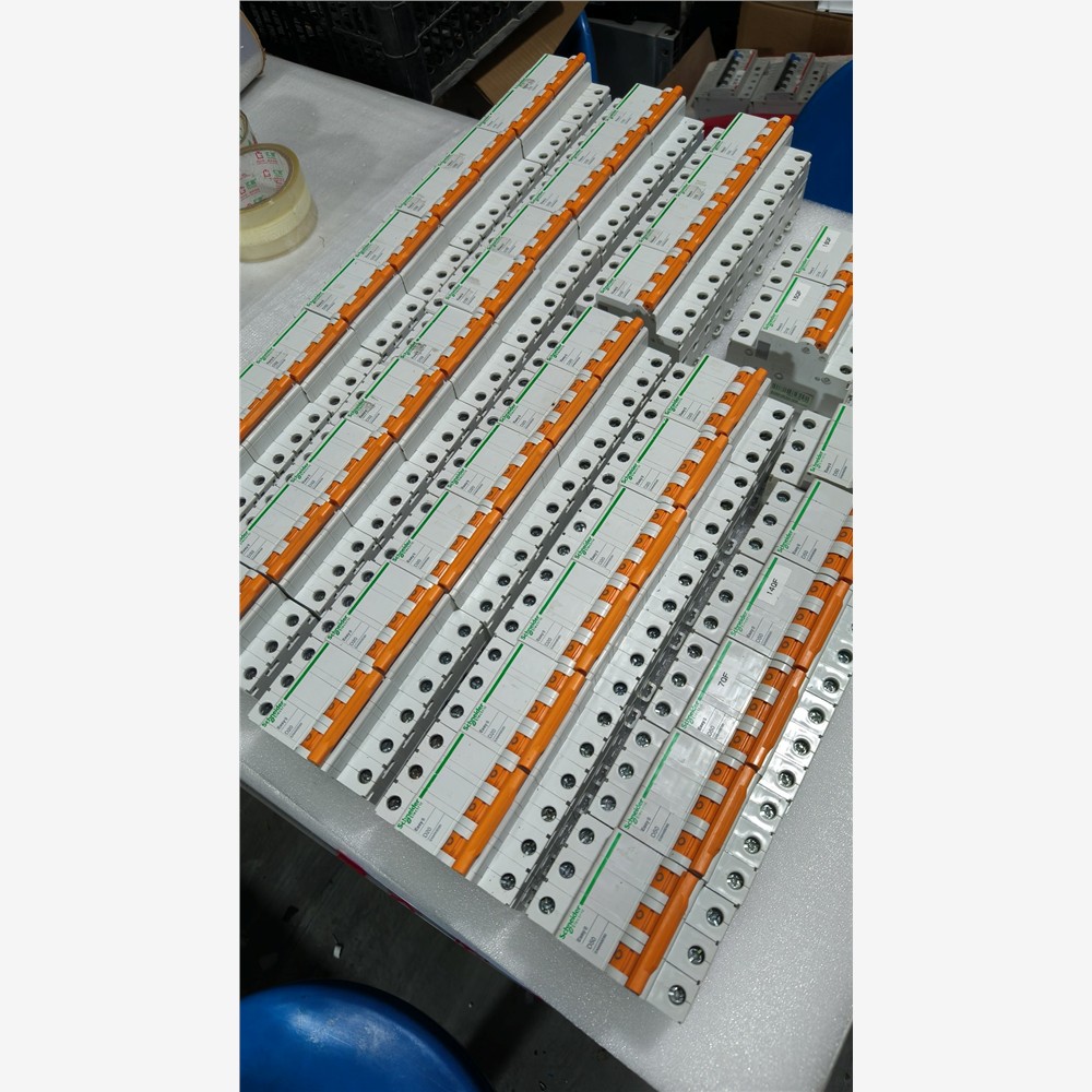 施耐德3P空气开关 50A  32A  20A  16A 备件/咨询