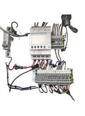 施耐德控制器SR2-B121BD实物拍摄的成色如图 维修/咨询