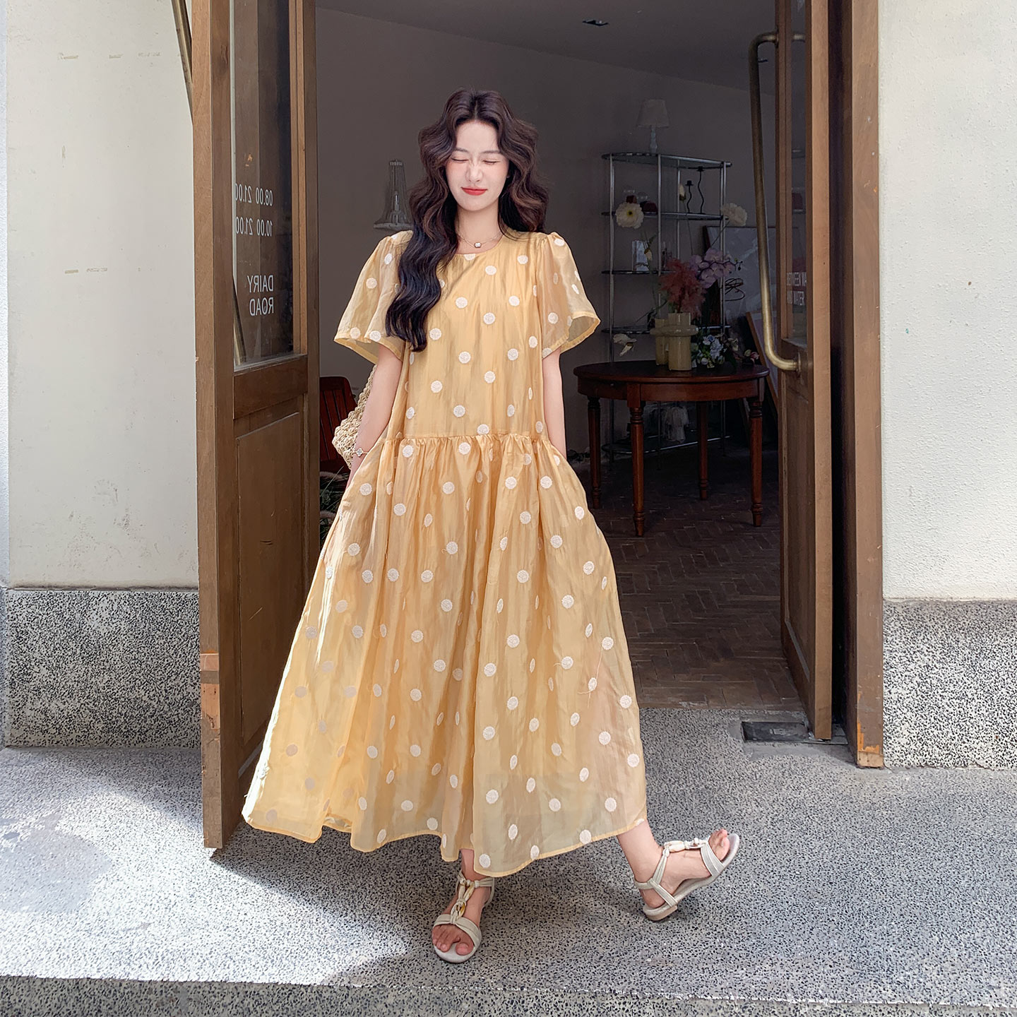 黄色随性慵懒气质连衣裙女2026新款夏日休闲度假风波点刺绣A字裙