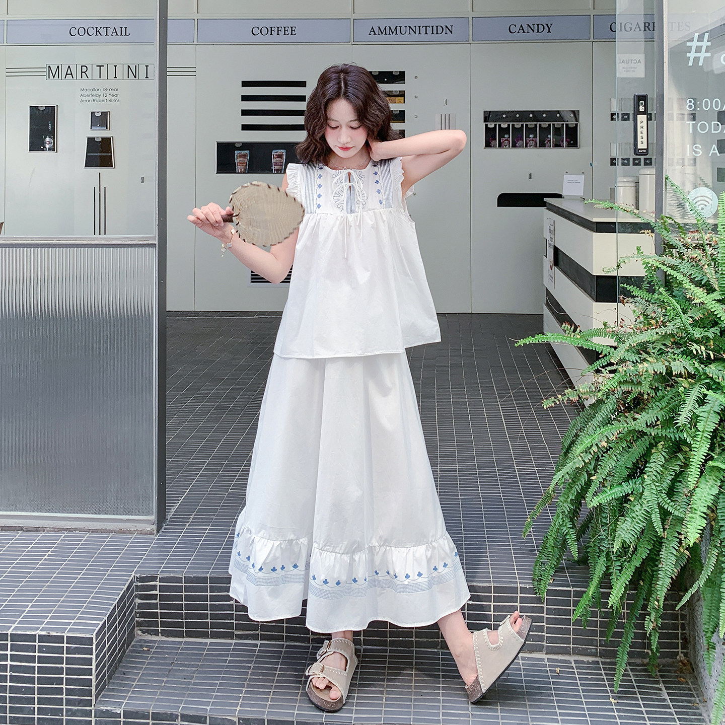 白色森系穿搭减龄套装女2026夏新款撞色刺绣花边背心半身裙两件套