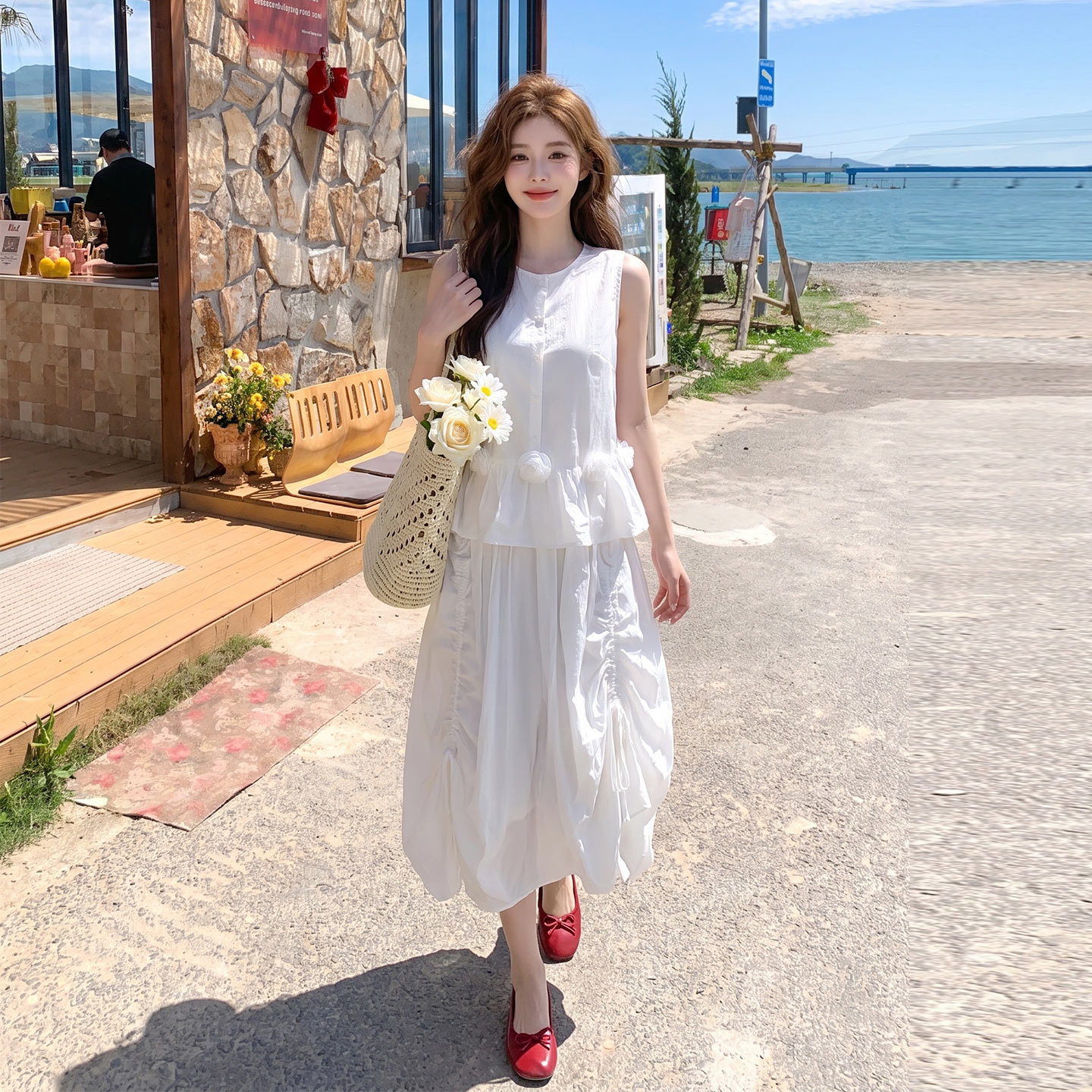 白色减龄独特套装女2026夏新款绝美立体花朵背心抽绳半身裙两件套