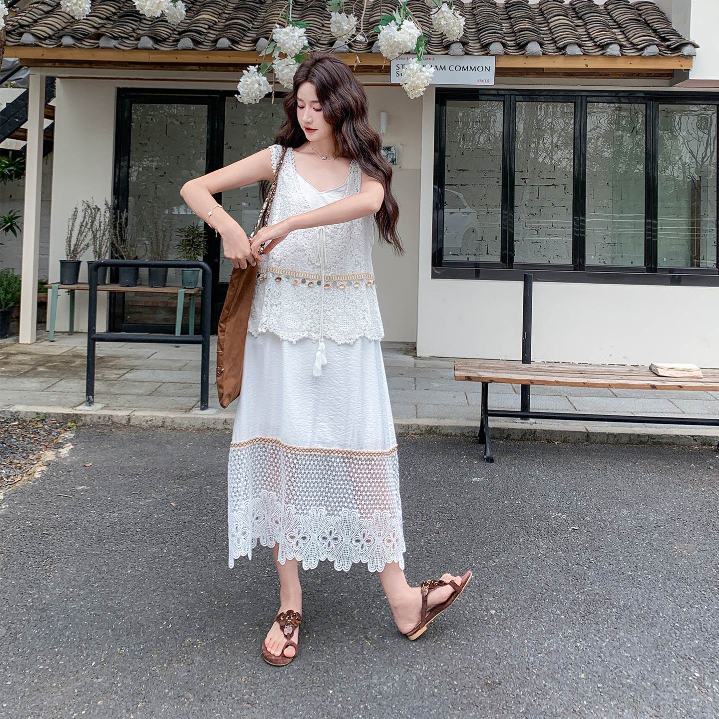 波西米亚度假风镂空花边吊带连衣裙套装夏2026新款蕾丝罩衫两件套