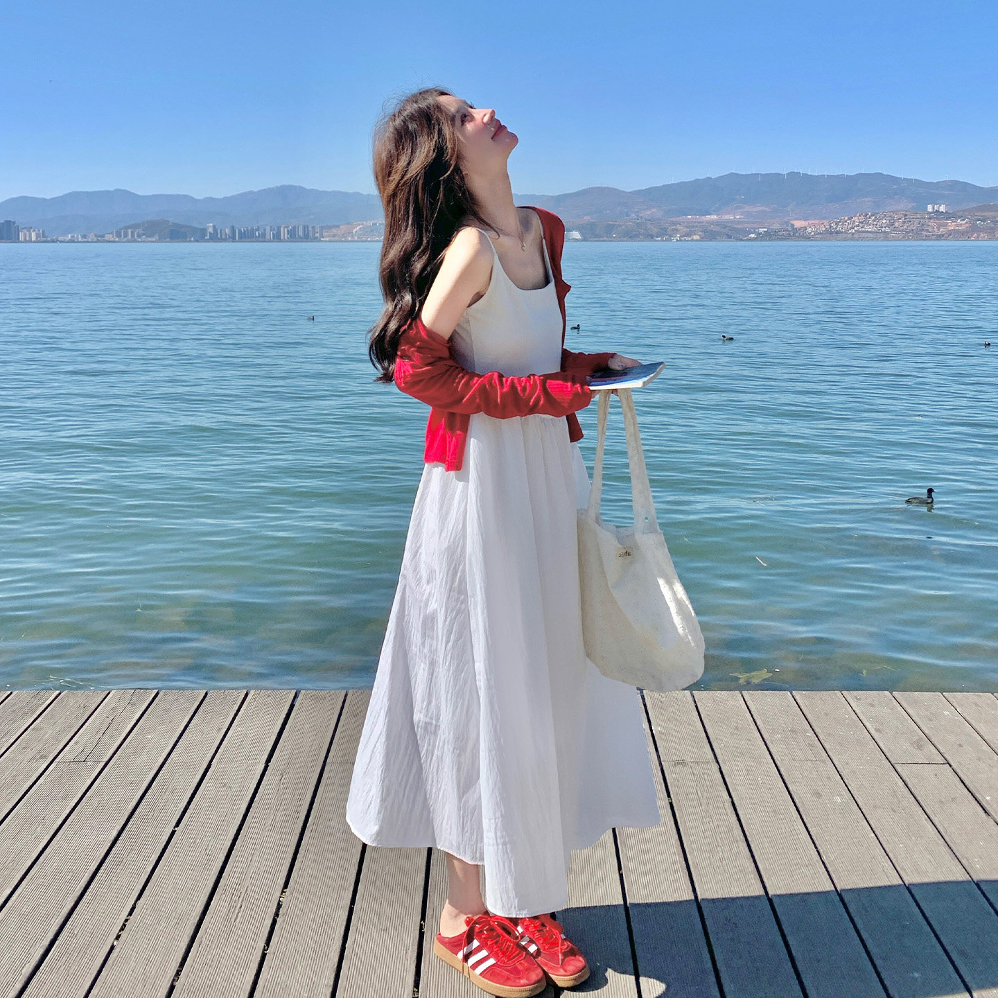 米白色温柔慵懒风吊带连衣裙套装女2026开春新款时尚小开衫两件套