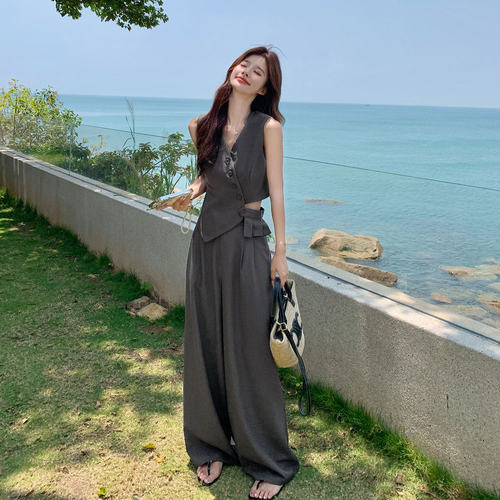 韩版酷飒拽姐套装女2026夏季新款设计感露腰V领马甲阔腿裤两件套