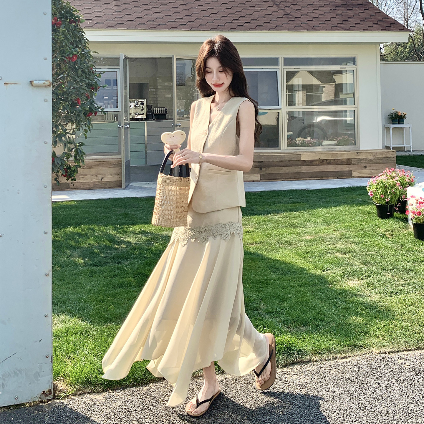 夏日高级感气质西装马甲套装女2026年新款设计感蕾丝半身裙两件套