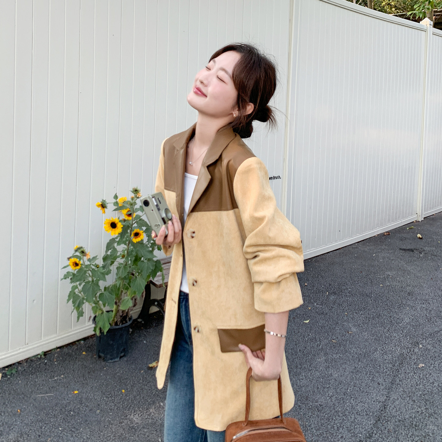 卡其色时尚高级感PU皮拼接西装外套女2026开春新款韩版小个子西服