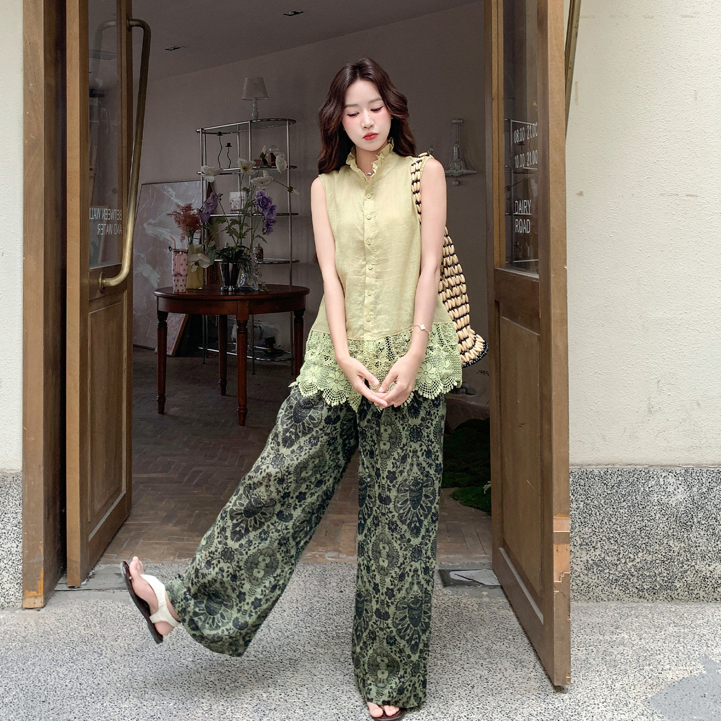 韩版森女系夏日绝美穿搭女2026新款蕾丝无袖上衣碎花阔腿裤两件套