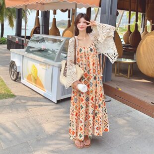 独特撞色民族风印花吊带连衣裙套装女2026初夏新款钩花开衫两件套