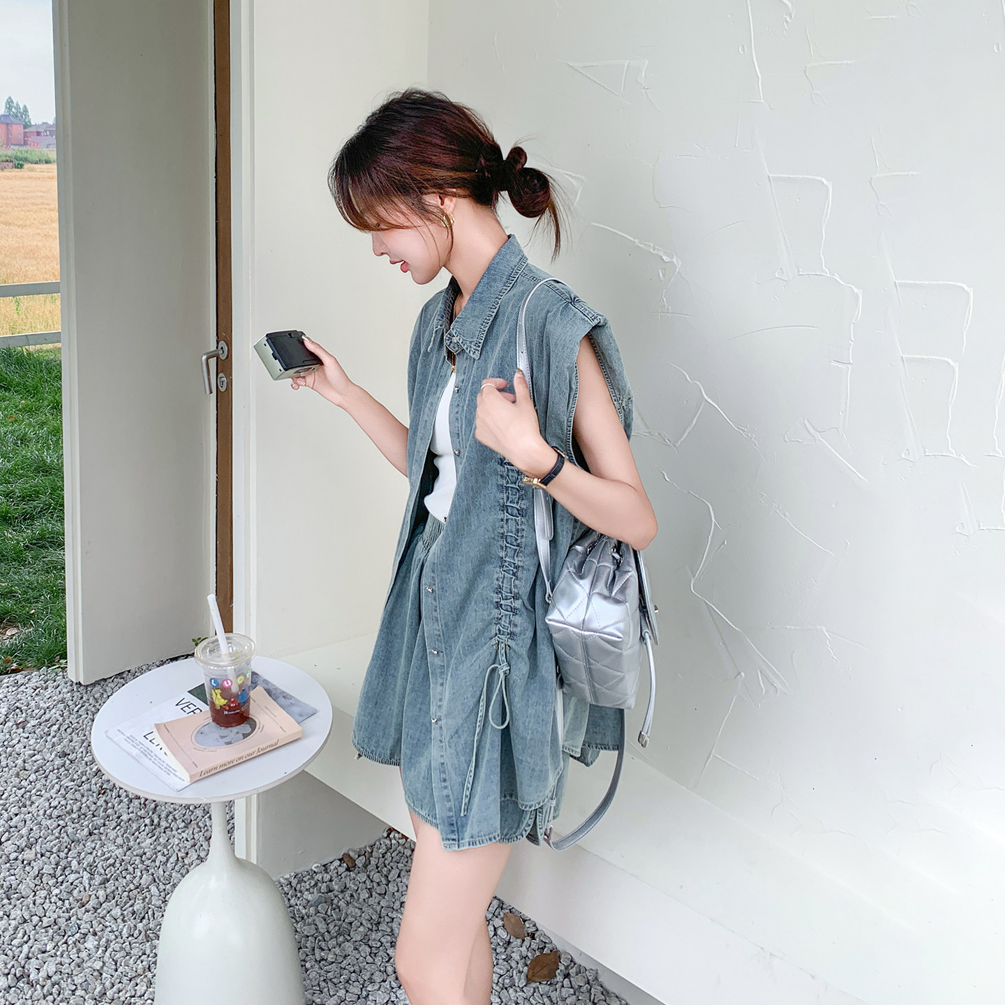 蓝色休闲轻熟风牛仔套装女2026春新款时尚抽绳无袖上衣短裤两件套