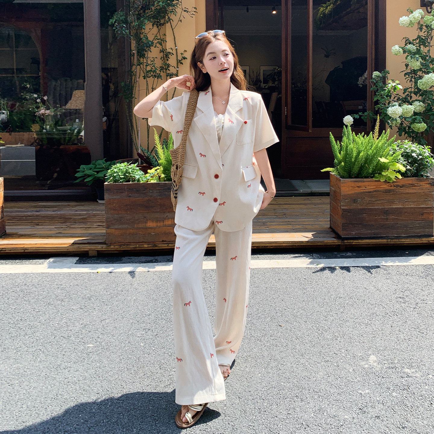 今年流行爆款小马刺绣套装女2026新款短袖西装上衣阔腿裤两件套夏