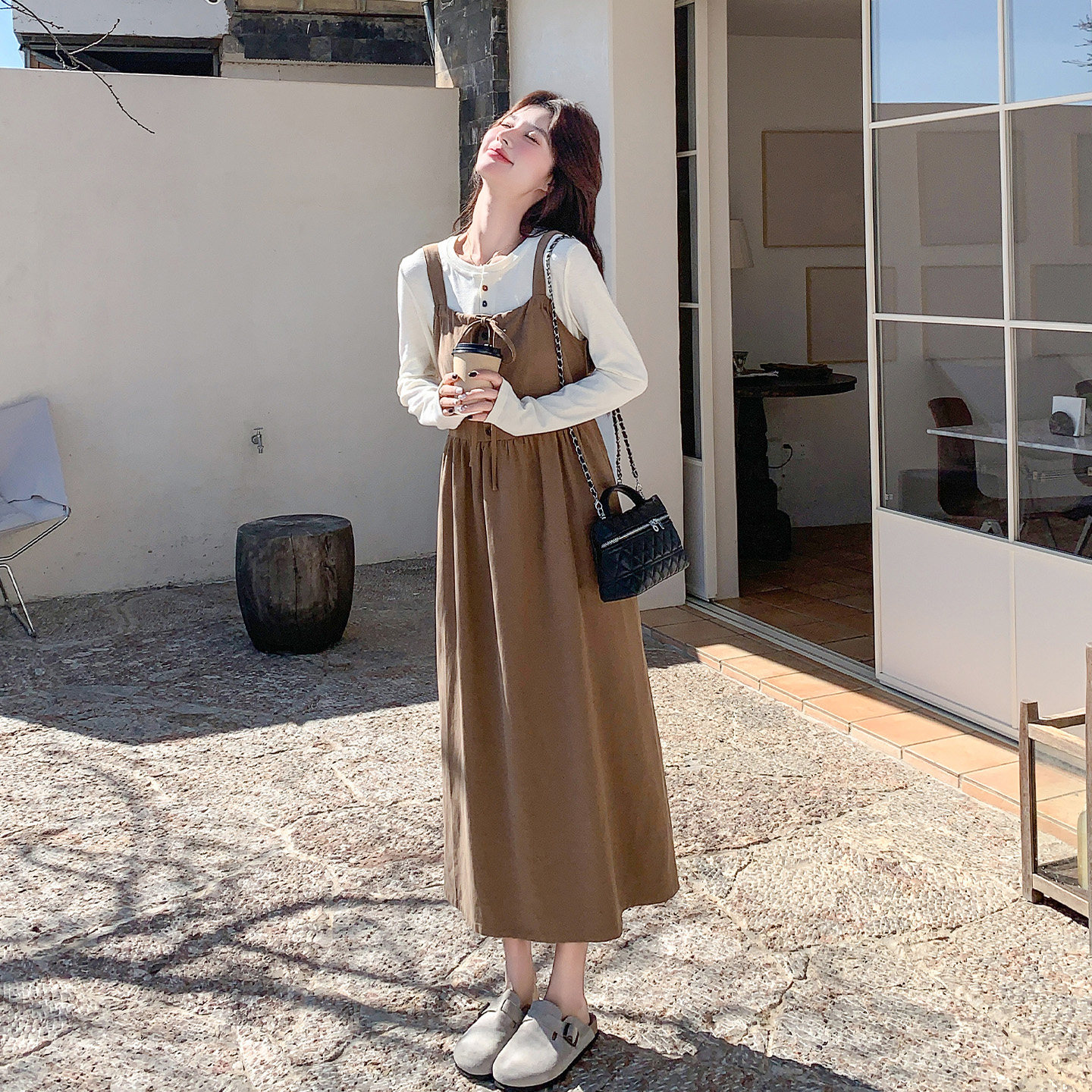 卡其色复古减龄通勤吊带连衣裙套装女2026春季新款休闲内搭两件套