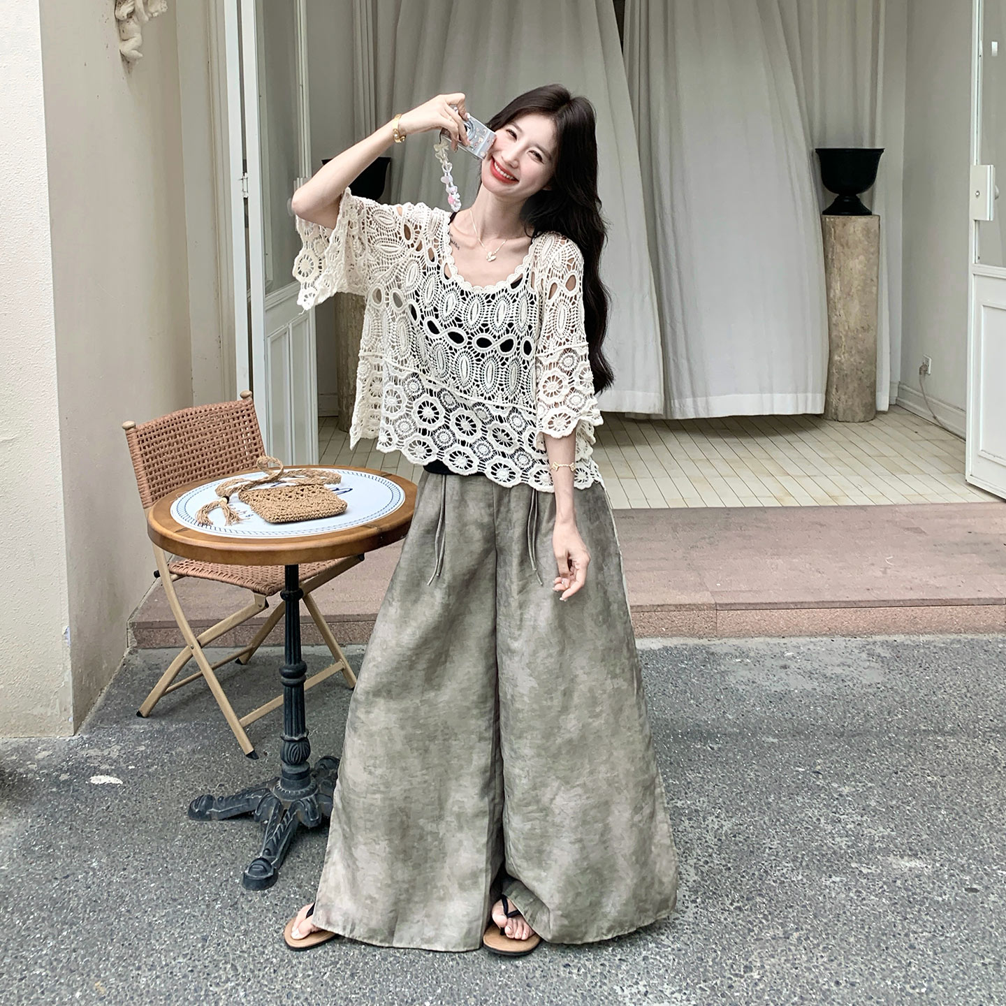 法式复古干练气质套装女2026夏日镂空上衣内搭吊带扎染长裤三件套