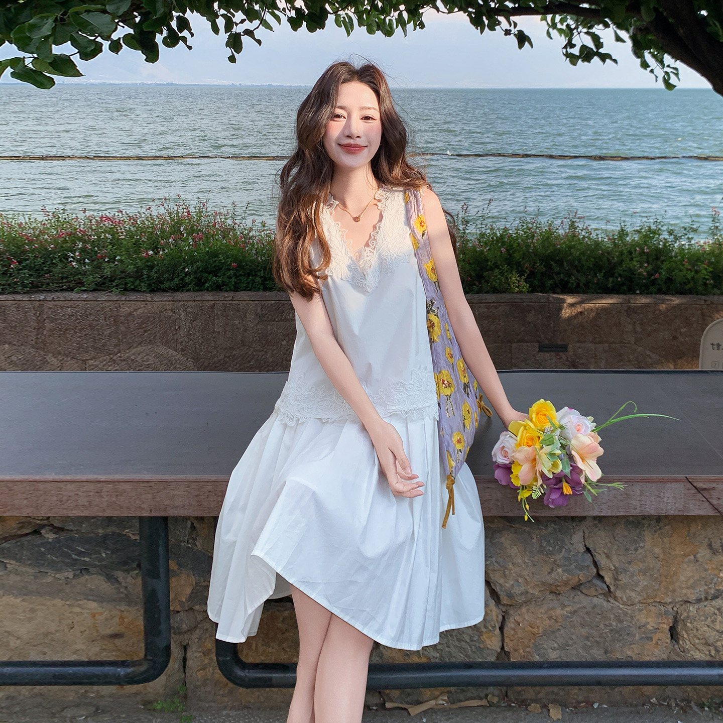 白色甜美减龄气质连衣裙夏日小个子设计感蕾丝拼接背心裙2026新款