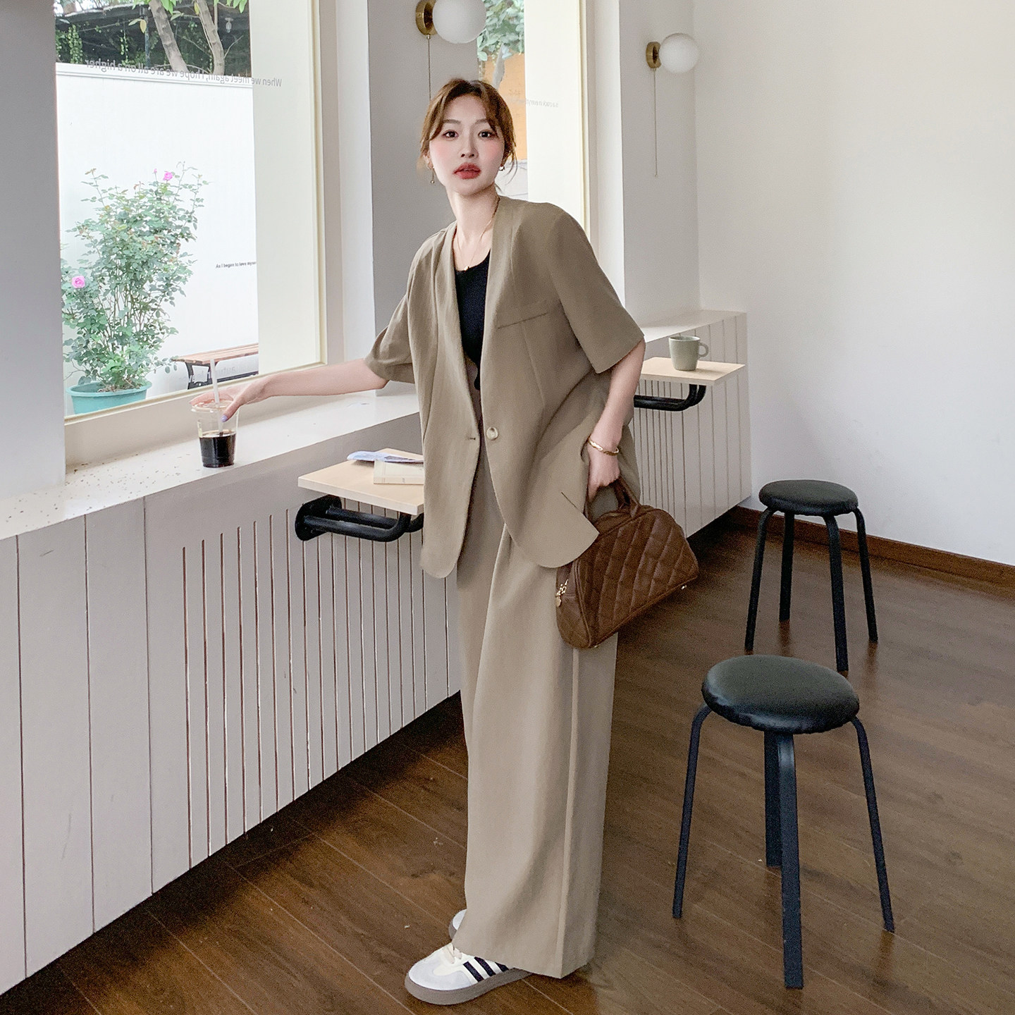 咖色韩版高级感休闲套装女2026春新款时尚V领短袖西装长裤两件套