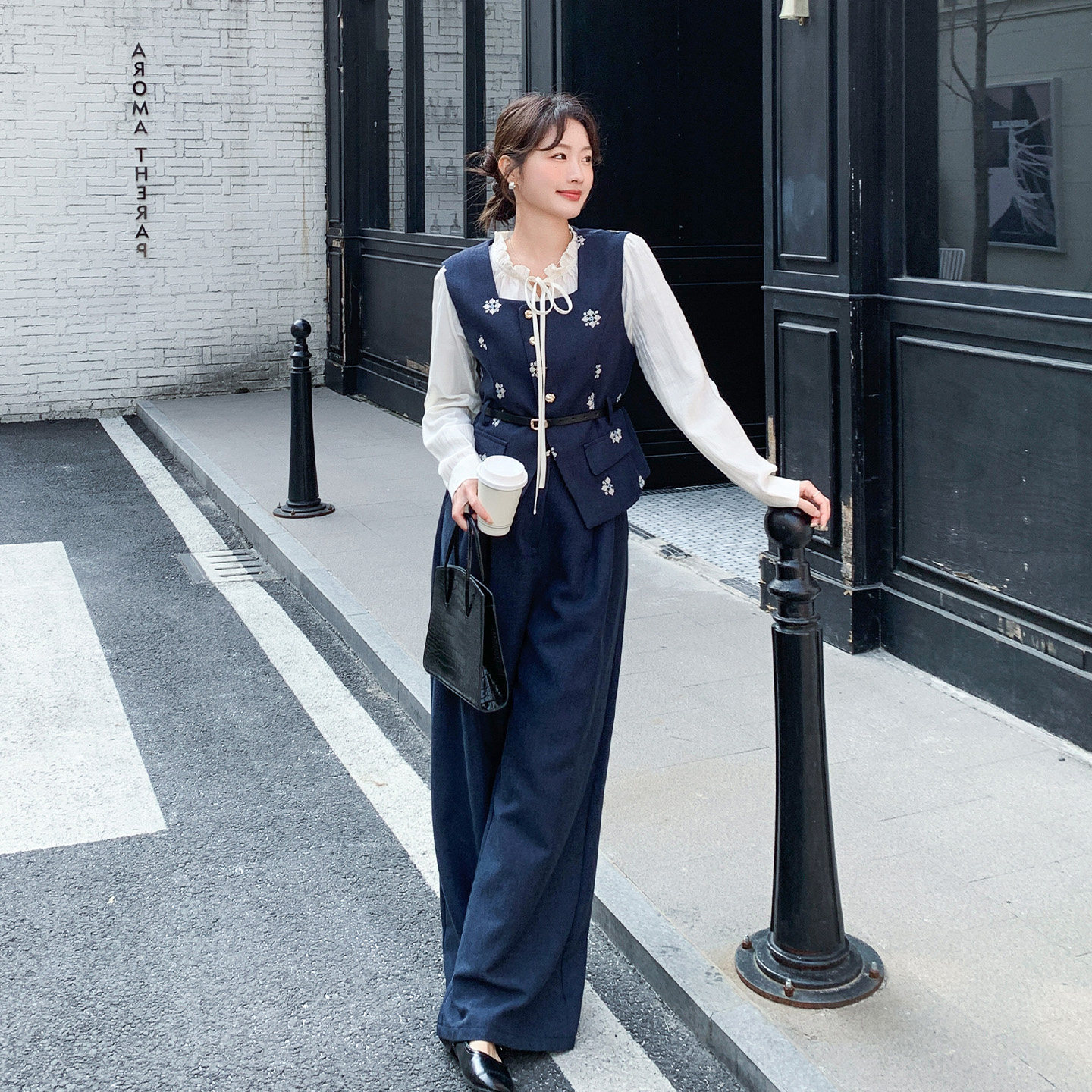 今年流行爆款韩版刺绣马甲套装女2026春新款花边衬衫阔腿裤三件套