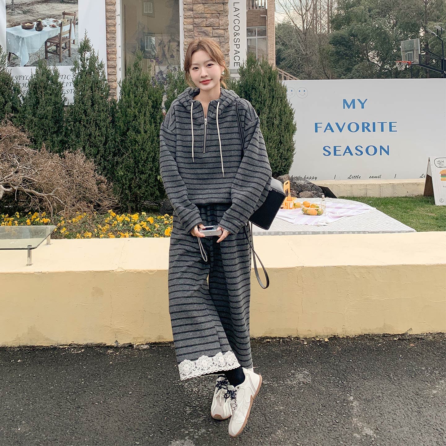 灰色轻熟慵懒风秋季套装女2026新款条纹连帽卫衣花边阔腿裤两件套